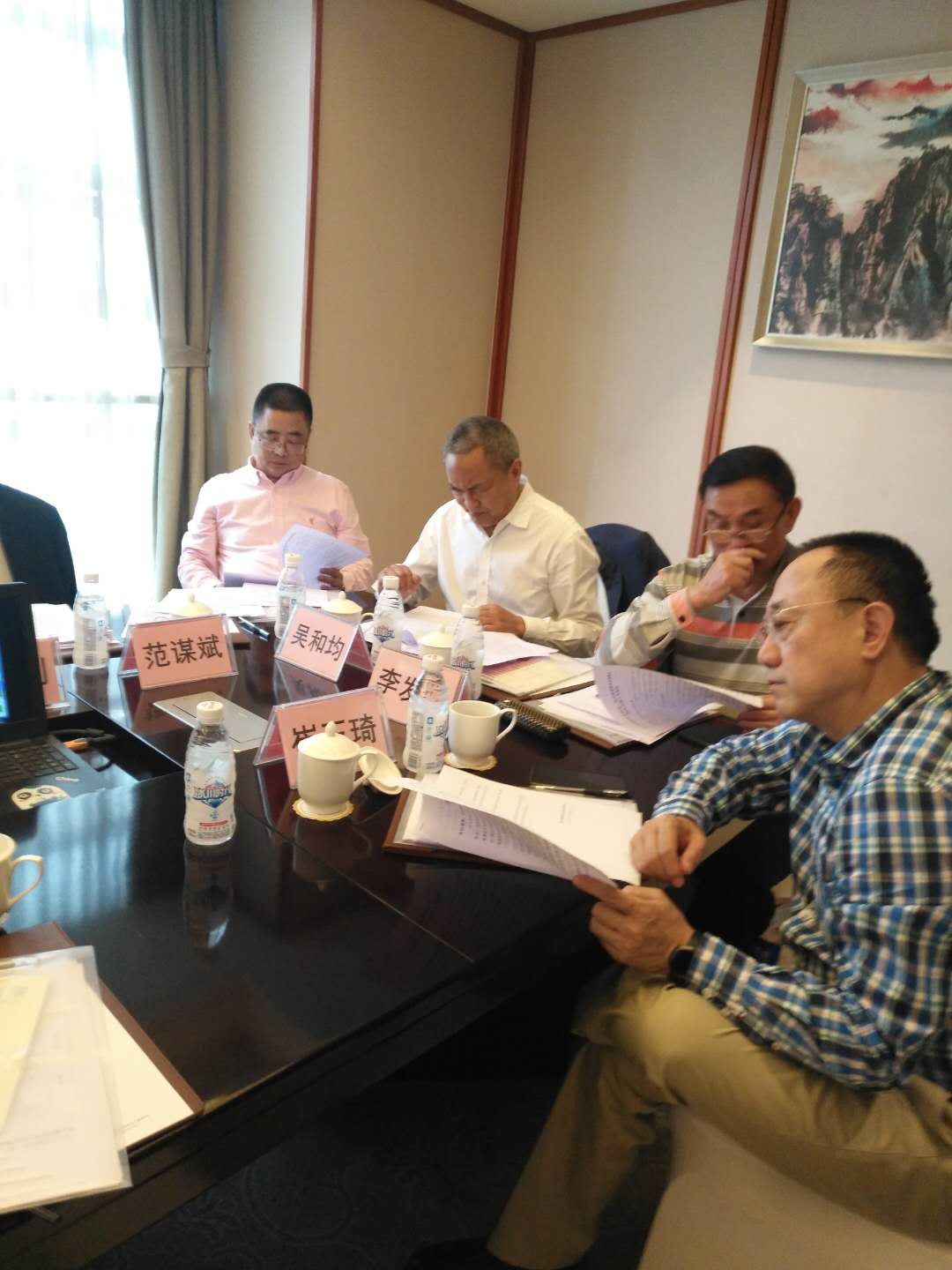 省紙協(xié)顧問(wèn)李發(fā)祥、常務(wù)副會(huì )長(cháng)范謀斌參加會(huì )議