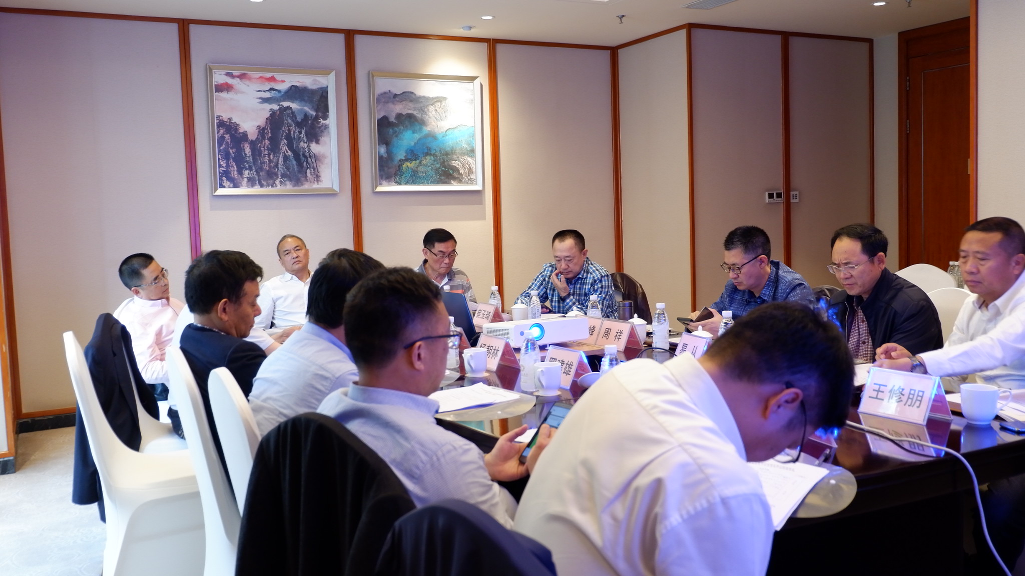參會(huì )的會(huì )長(cháng)、副會(huì )長(cháng)認真審議會(huì )議報告