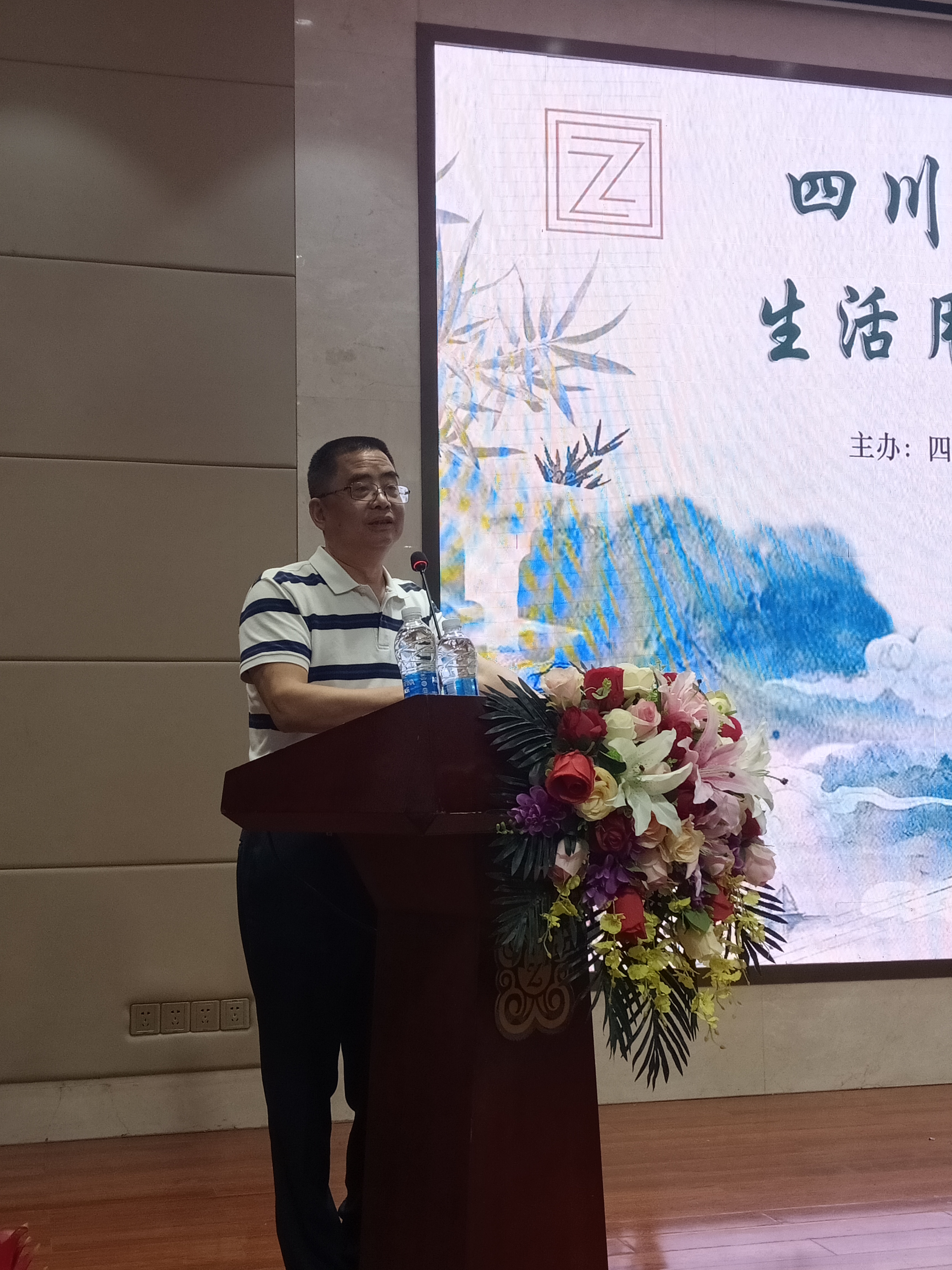 省紙協(xié)常務(wù)副會(huì )長(cháng)范謀斌在會(huì )上講話(huà)