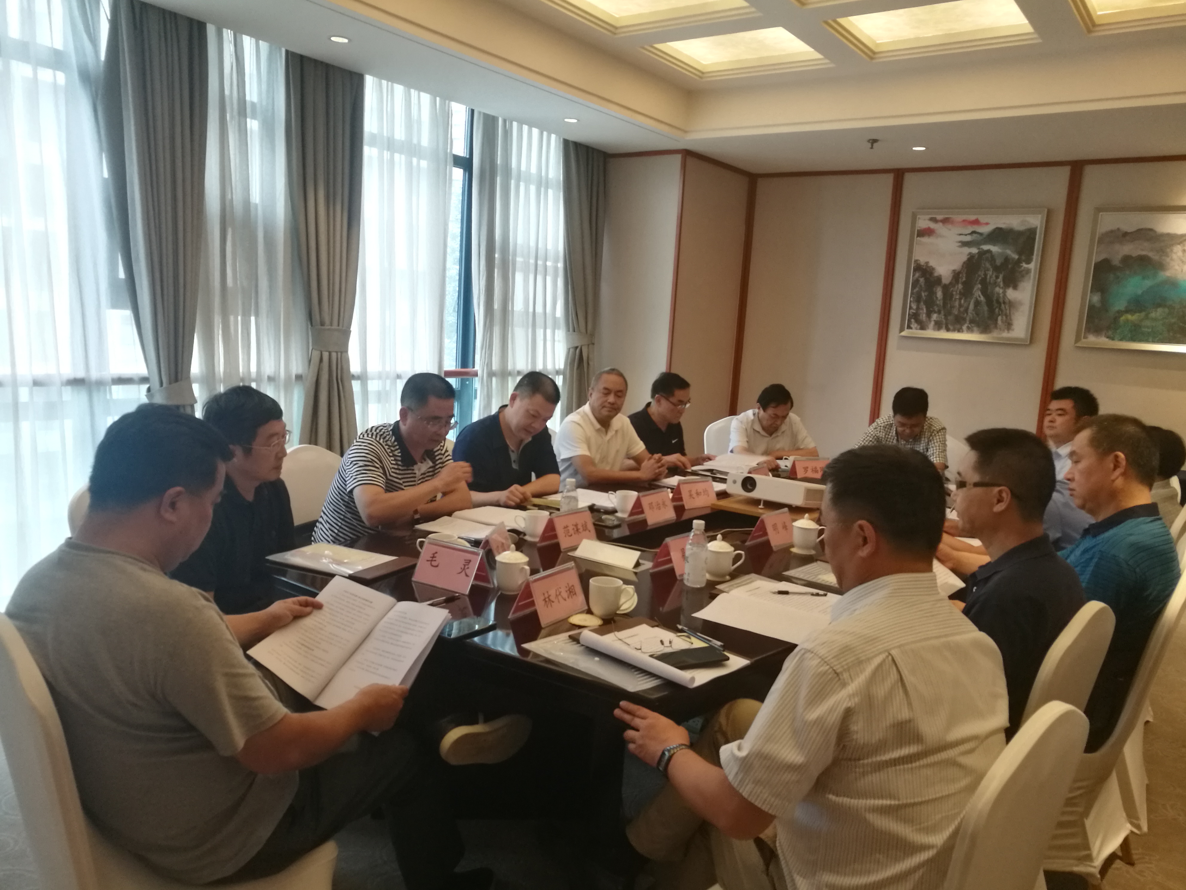 省經(jīng)信廳輕紡處鄧治永調研員在會(huì )上講話(huà)