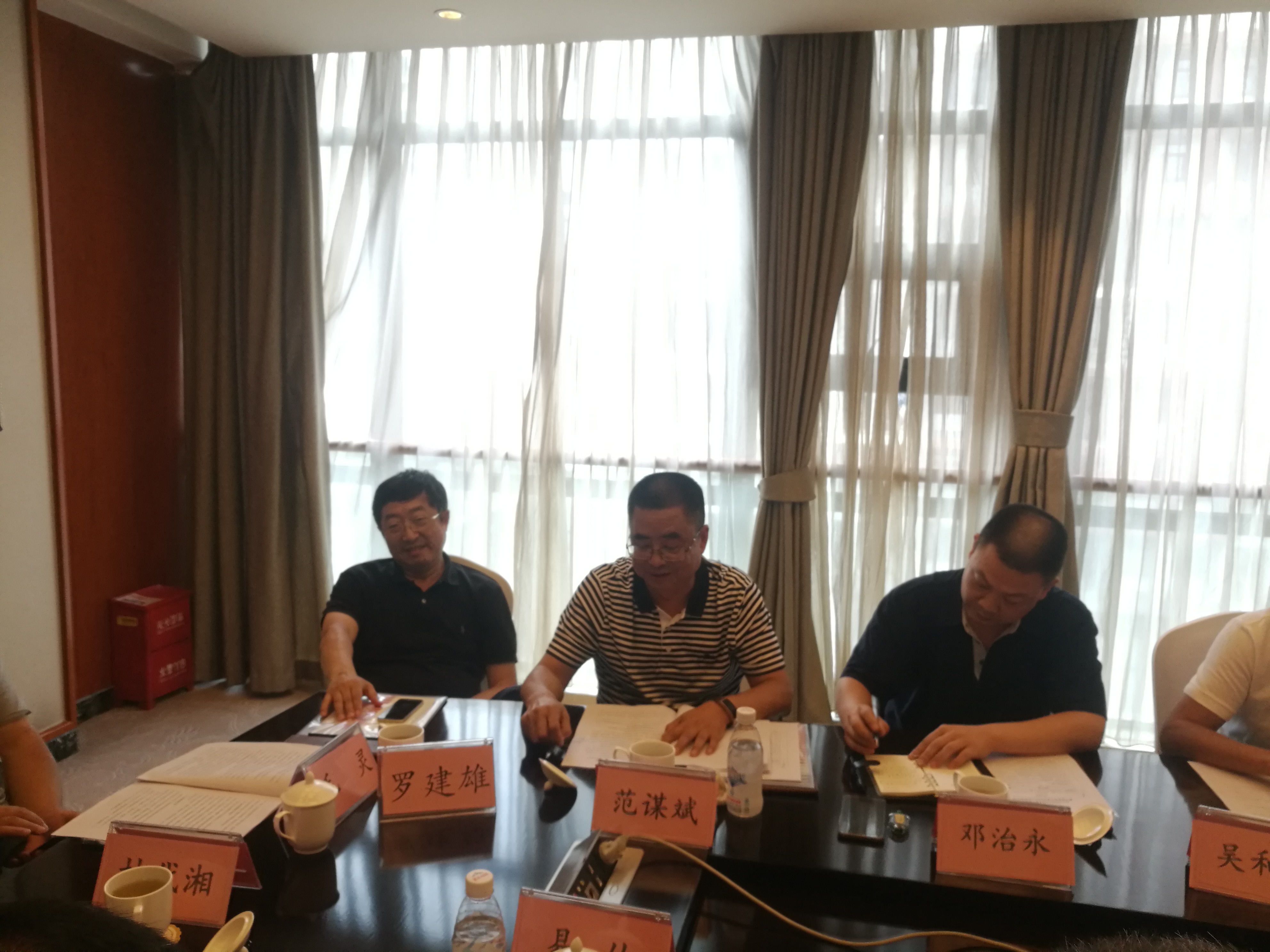 省紙協(xié)常務(wù)副會(huì )長(cháng)范謀斌在會(huì )上講話(huà)