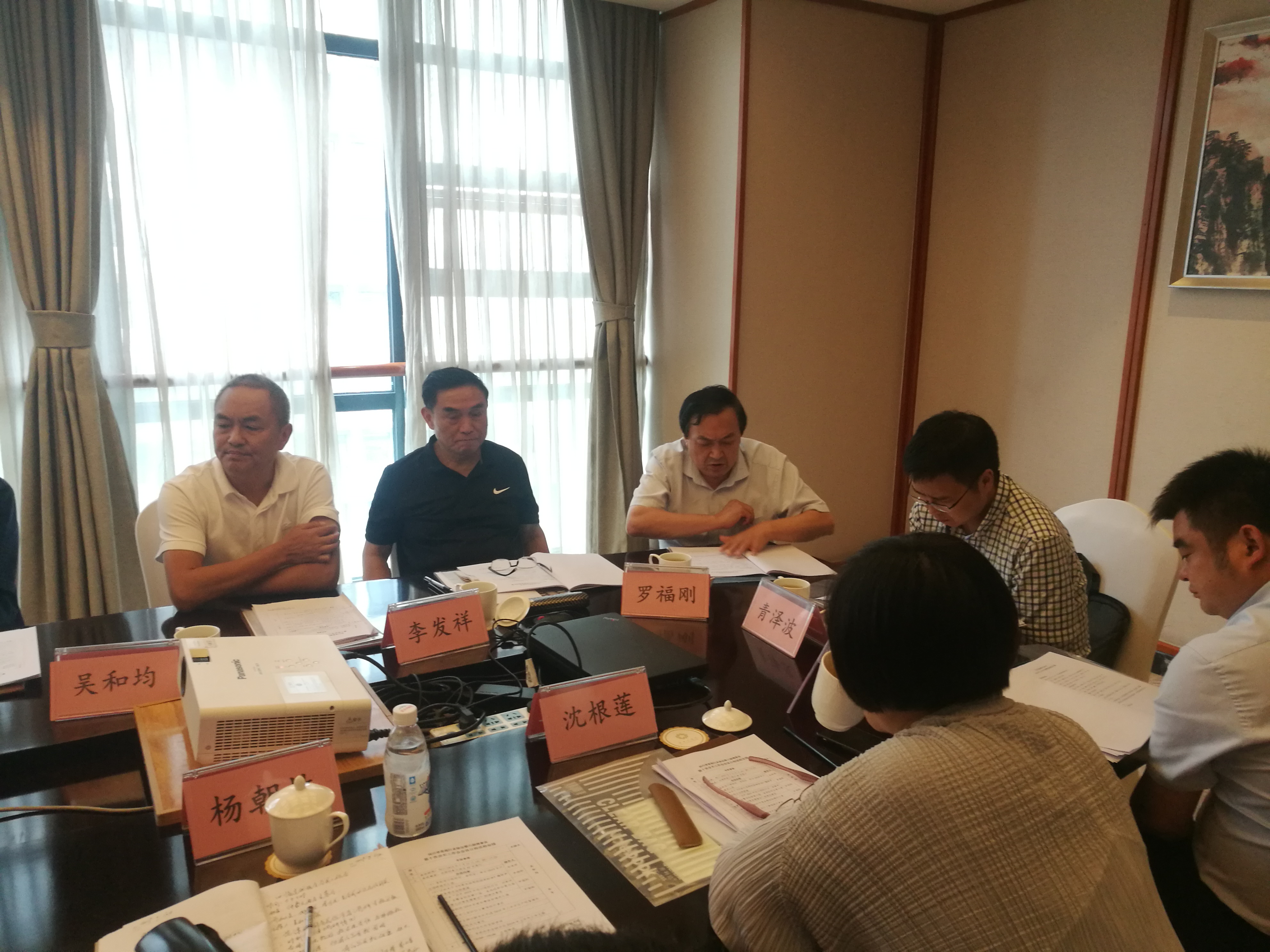 省紙協(xié)副會(huì )長(cháng)兼秘書(shū)長(cháng)羅福剛在會(huì )上講話(huà)