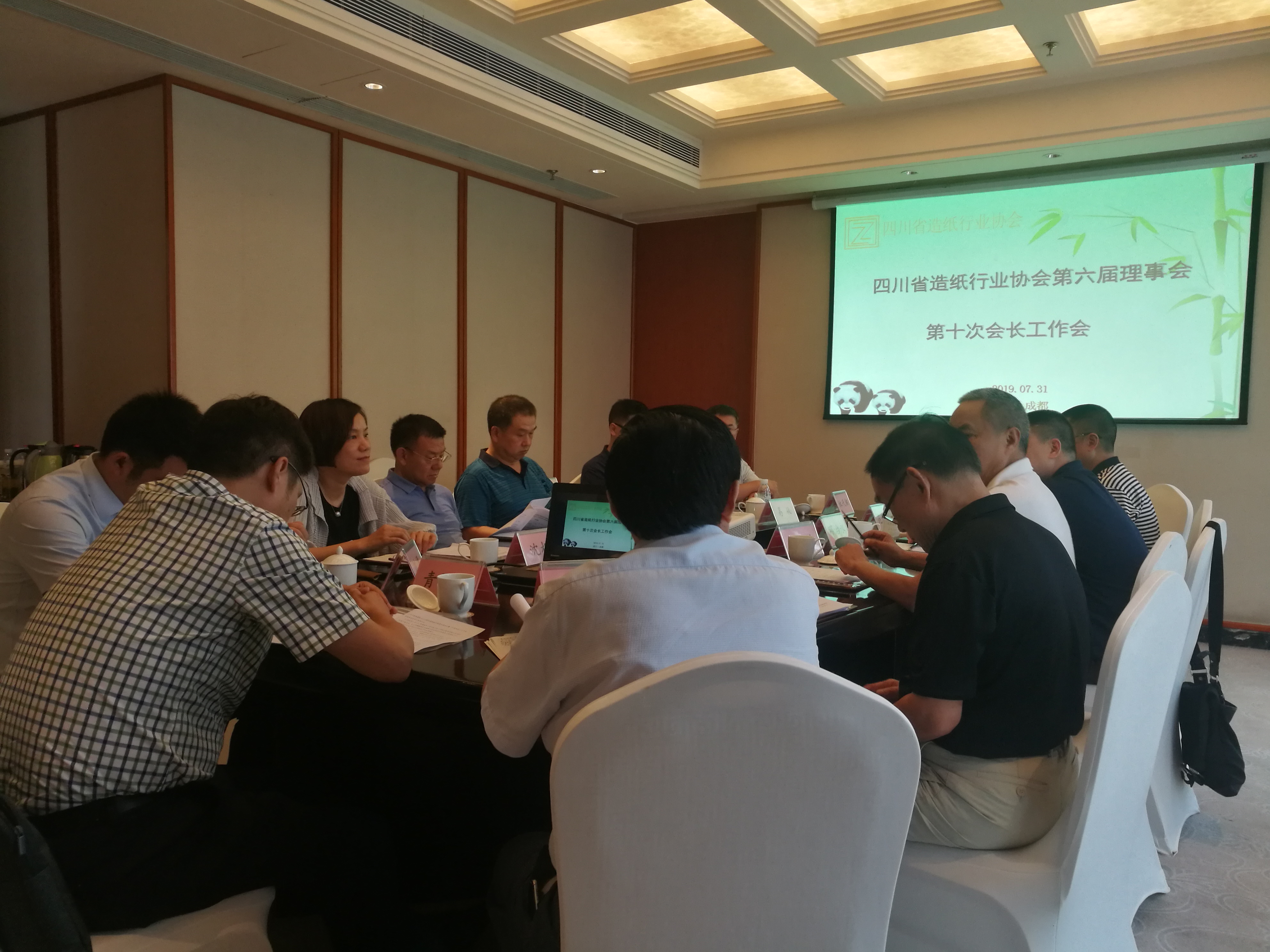 省紙協(xié)副會(huì )長(cháng)兼生活用紙分會(huì )會(huì )長(cháng)明峰在會(huì )上發(fā)言