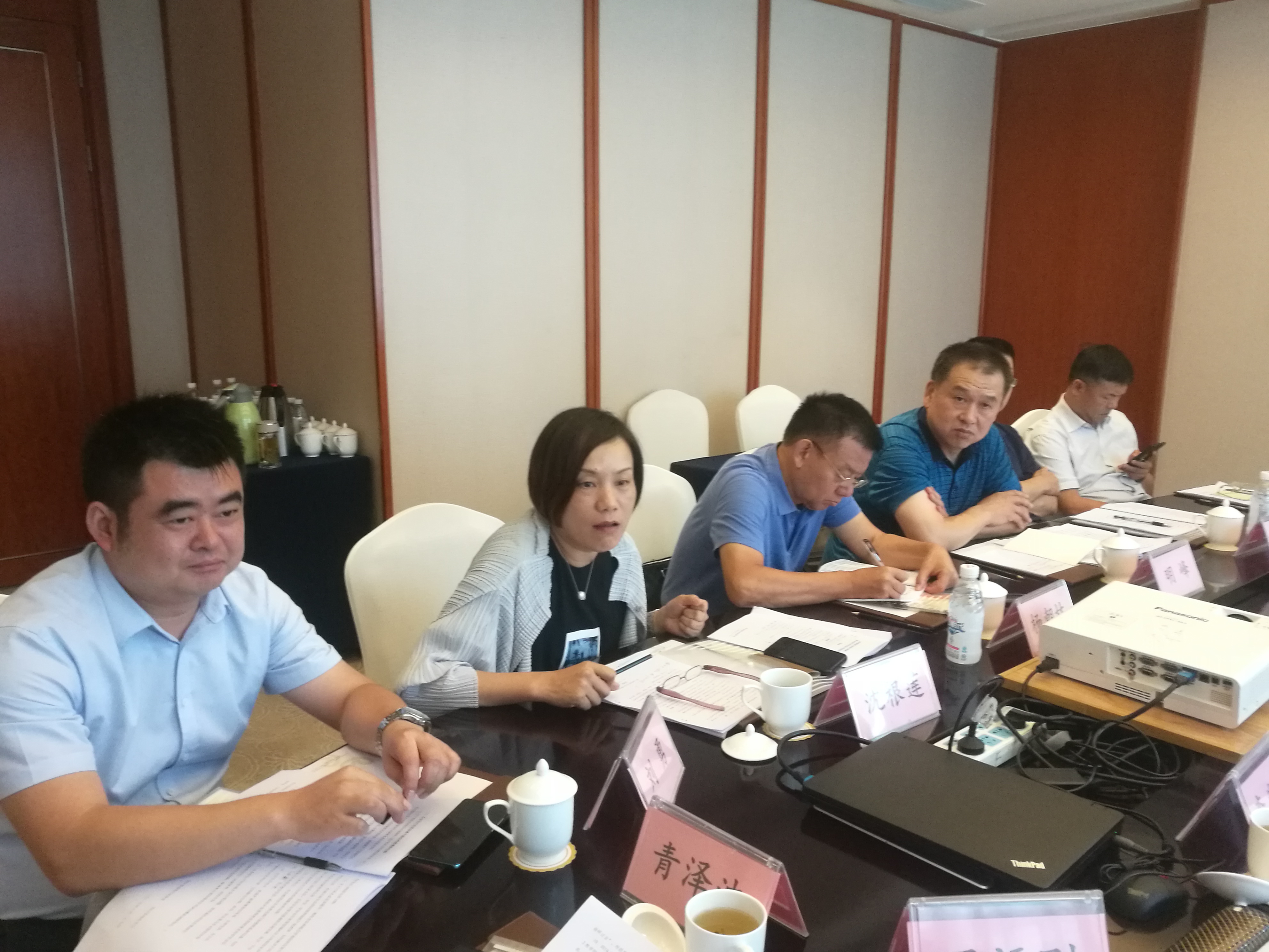 成都環(huán)龍工業(yè)用呢集團有限公司沈根蓮董事長(cháng)在會(huì )上發(fā)言