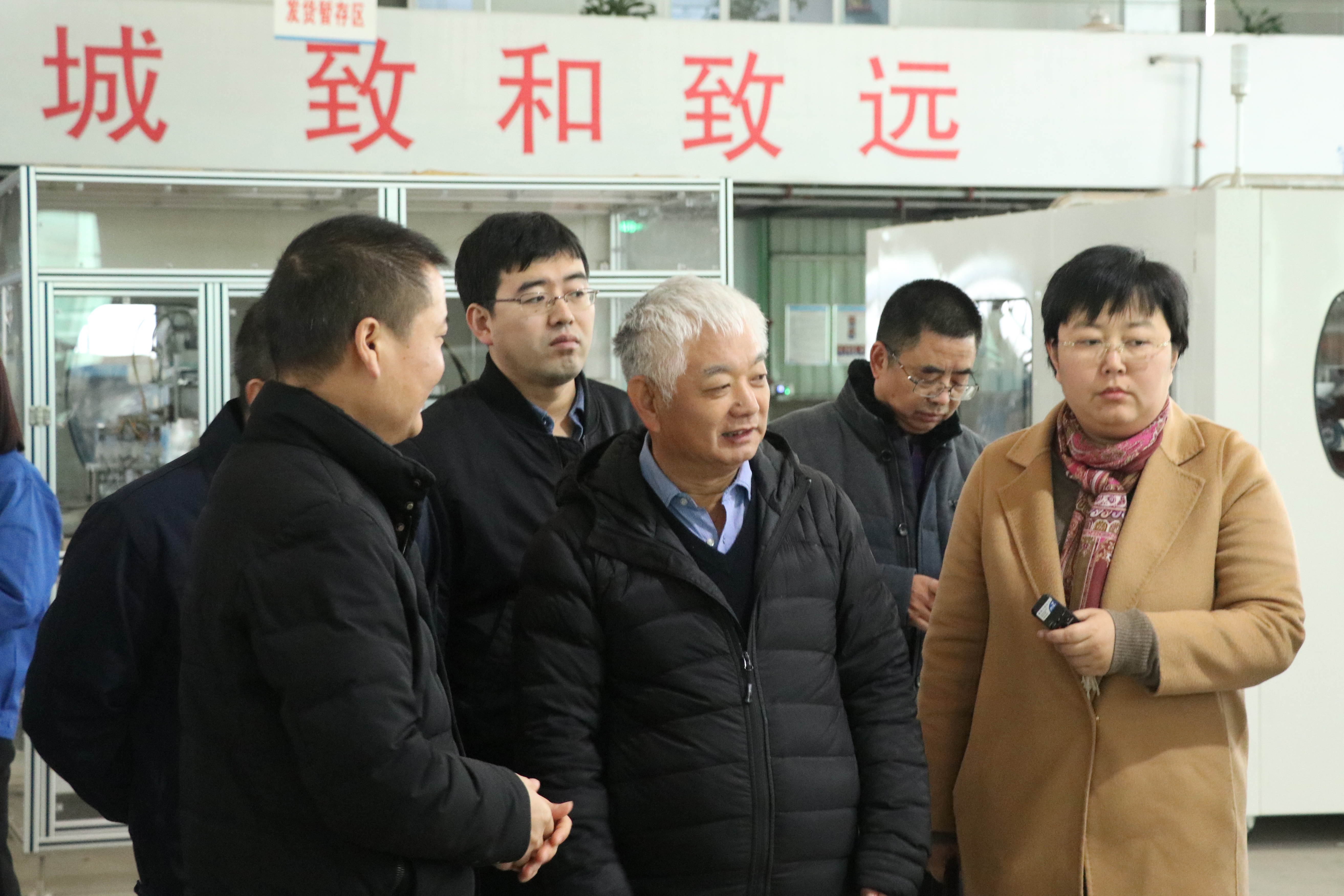 中紙協(xié)生活用紙專(zhuān)業(yè)委員會(huì )主任曹振雷博士在省紙協(xié)、省造紙學(xué)會(huì )的陪同下走訪(fǎng)了四川欣睿捷自動(dòng)化設備有限公司