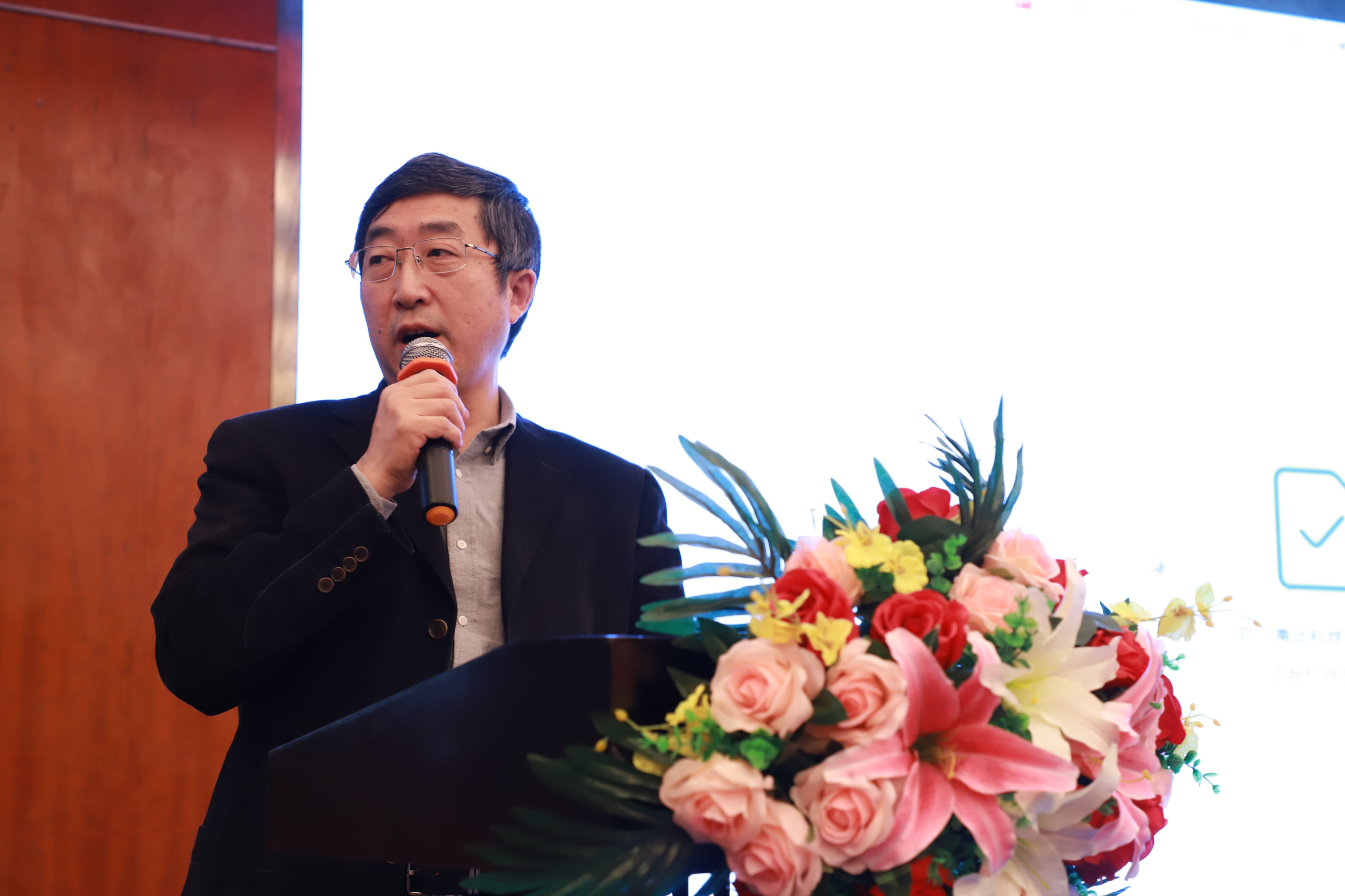 四川省造紙行業(yè)工作會(huì )上四川省造紙學(xué)會(huì )副理事長(cháng)兼秘書(shū)長(cháng)、四川省造紙行業(yè)協(xié)會(huì )副理事長(cháng)羅建雄講話(huà)