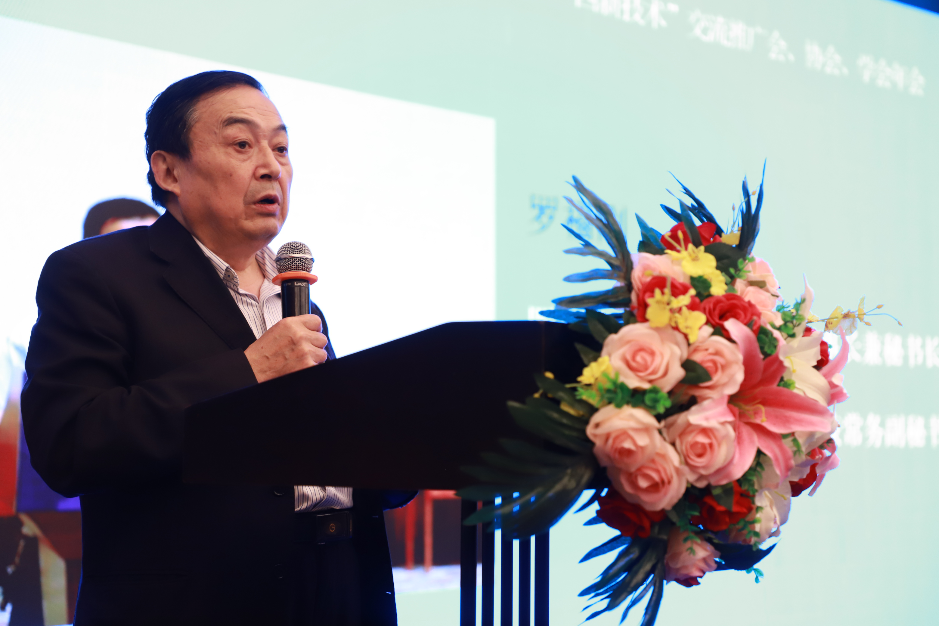 四川省造紙行業(yè)工作會(huì )上四川省造紙行業(yè)協(xié)會(huì )副會(huì )長(cháng)兼秘書(shū)長(cháng)羅福剛講話(huà)