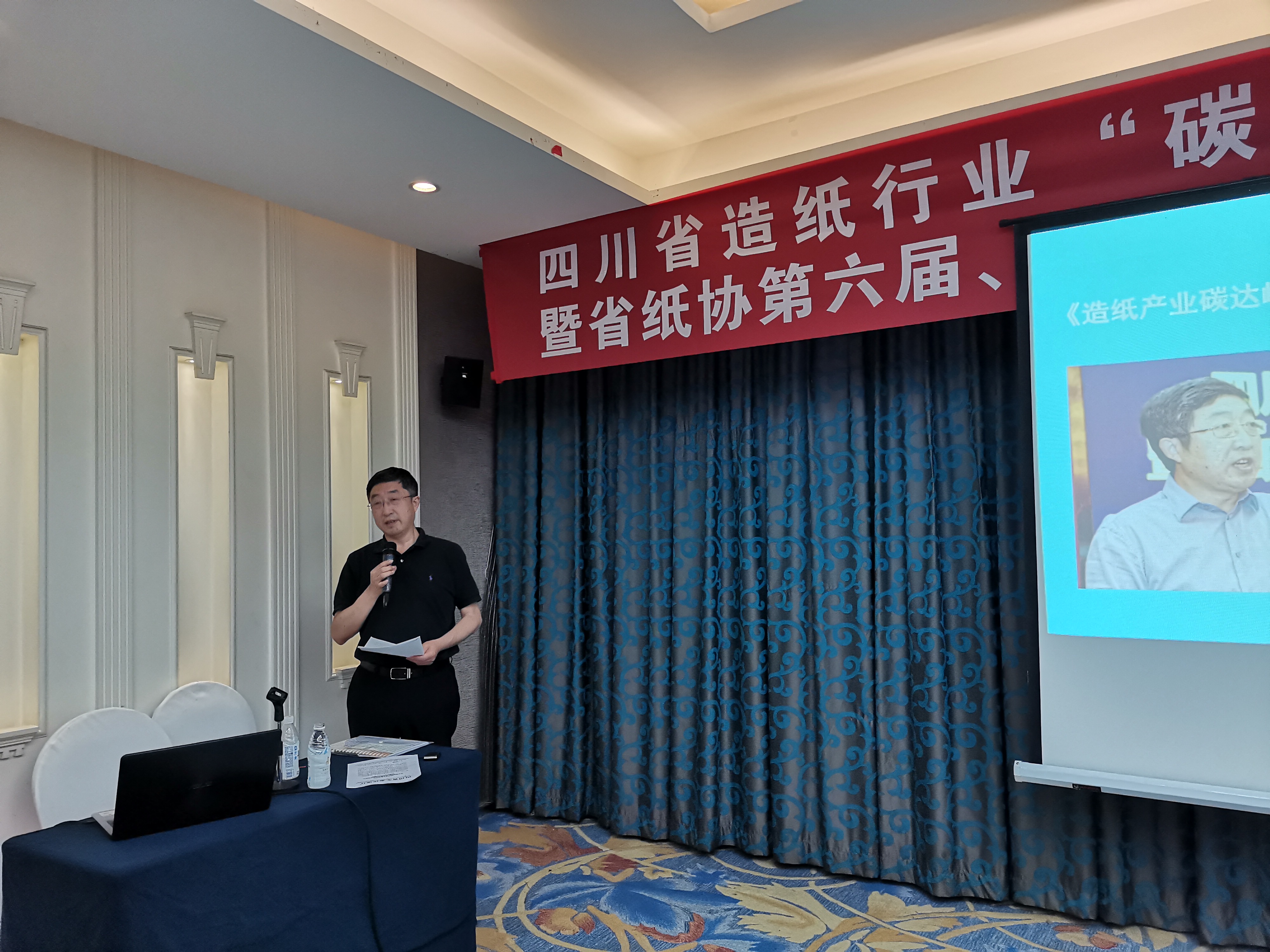 省造紙學(xué)會(huì )副理事長(cháng)兼秘書(shū)長(cháng)、省紙協(xié)副會(huì )長(cháng)羅建雄講話(huà)