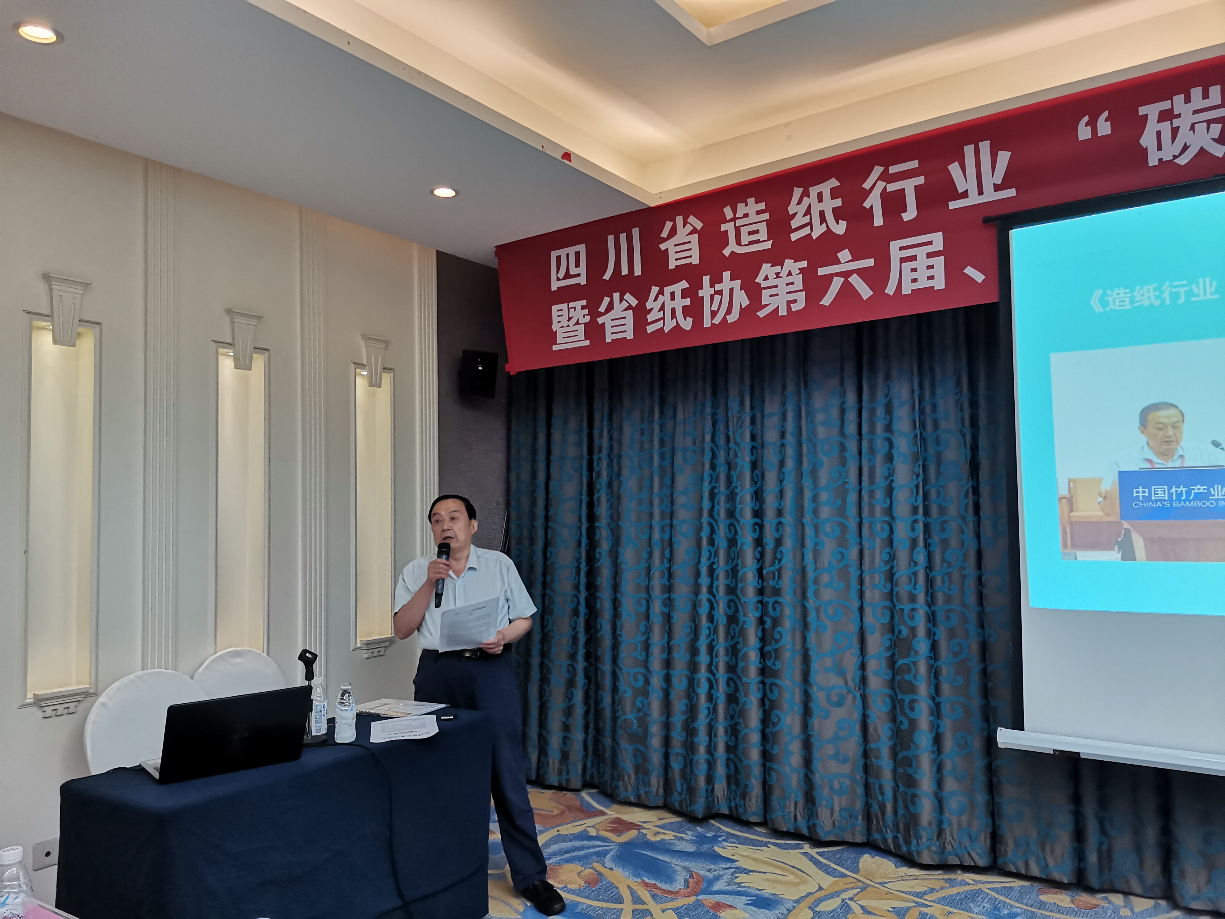 省紙協(xié)副會(huì )長(cháng)兼秘書(shū)長(cháng)、省造紙學(xué)會(huì )副理事長(cháng)兼常務(wù)副秘書(shū)長(cháng)羅福剛講話(huà)