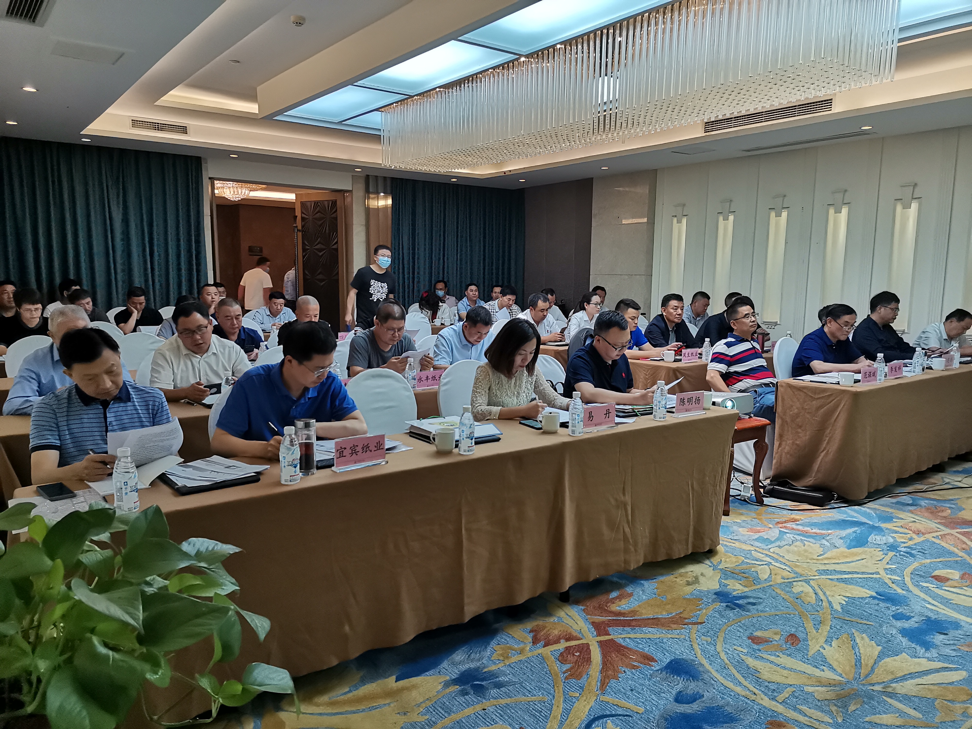 四川省造紙行業(yè)“碳達峰、碳中和”宣貫培訓會(huì )暨省紙協(xié)第六屆、學(xué)會(huì )第九屆常務(wù)理事會(huì )現場(chǎng)