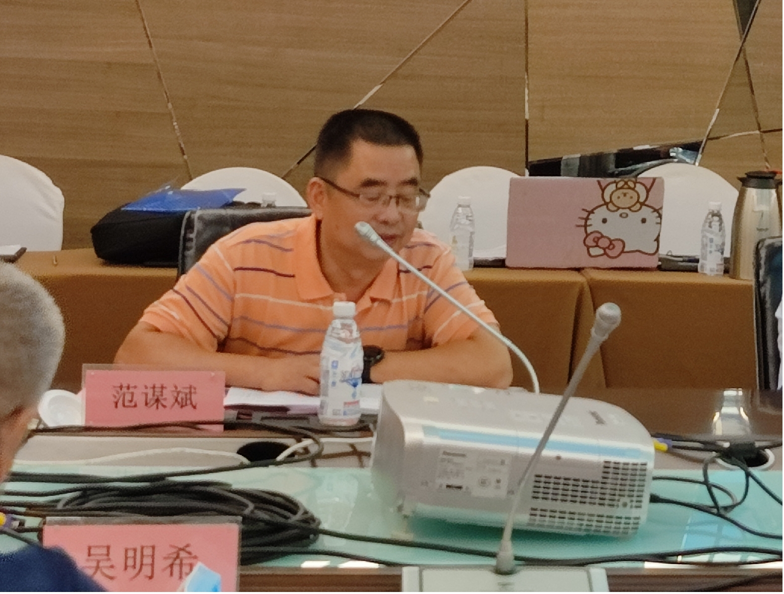 省紙協(xié)第六屆理事會(huì )常務(wù)副理事長(cháng)范謀斌發(fā)表講話(huà)