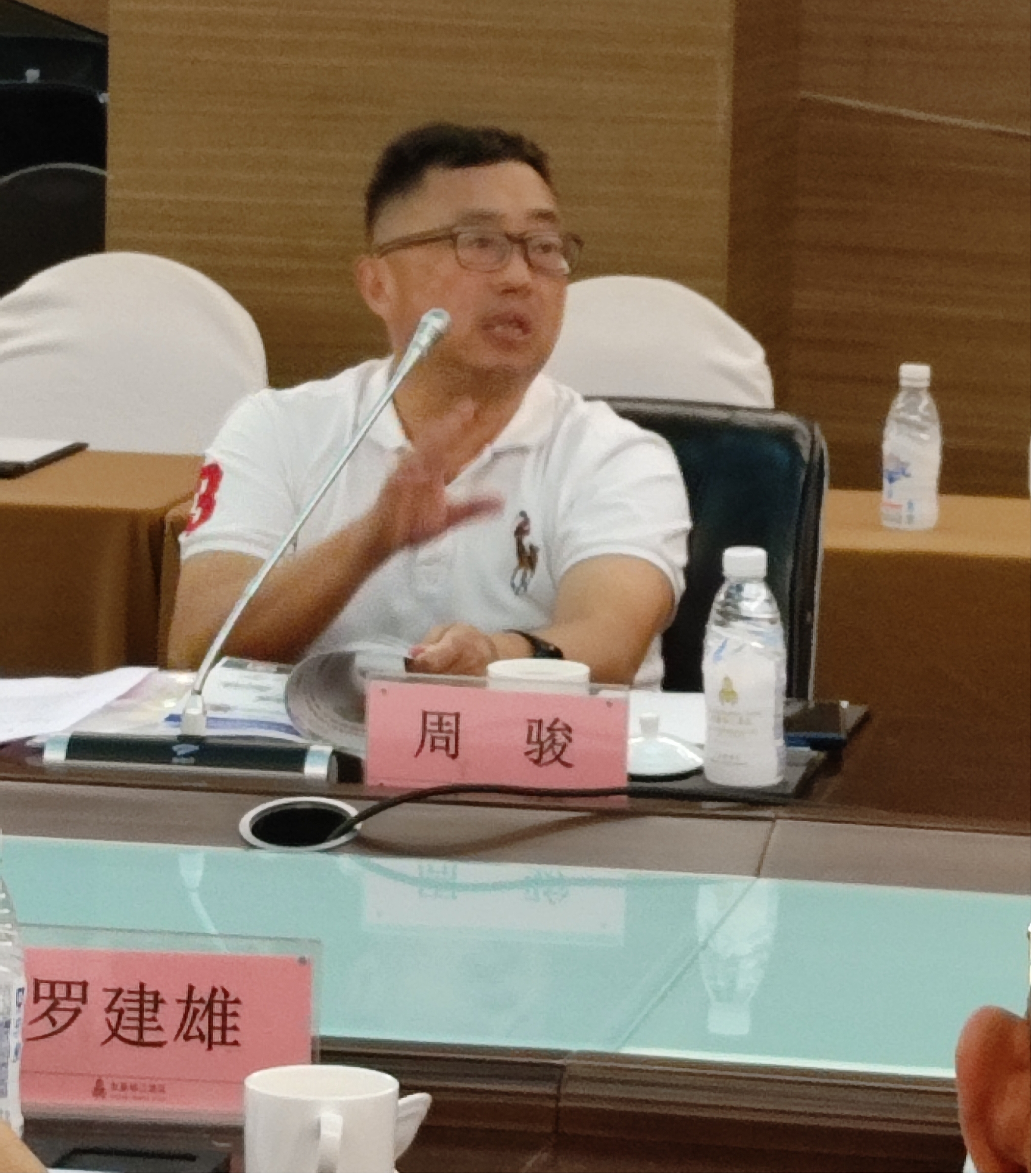 省紙協(xié)第六屆理事會(huì )副理事長(cháng)周駿發(fā)表講話(huà)
